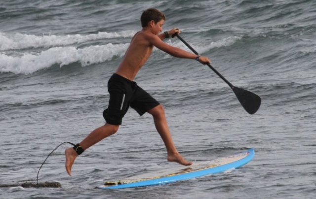  ragazzo che pratica paddle surf 